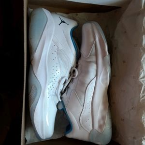 Air Jordan 11 CMFT Low. size 9, 155 OBO.